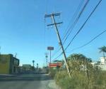 Está poste de luz a punto de caer