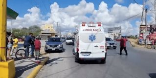 #REYNOSA Una pareja que viajaba en una motocicleta resultó con lesiones de gravedad, luego de que un vehículo se pasara la luz roja del semáforo chocando con la motocicleta.