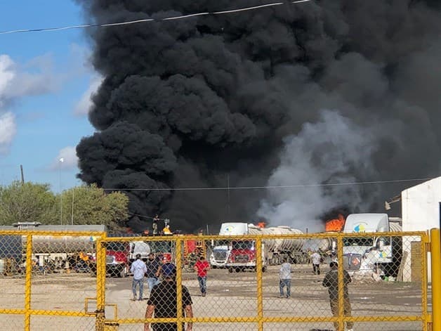 Explotan contenedores en base de pipas de Matamoros