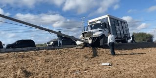 #Policía El chofer de un camión repartidor de cerveza chocó contra una lámpara de alumbrado público en el libramiento a Monterrey, en #Reynosa.