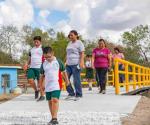 Entregan puente peatonal a los alumnos de primaria