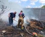 Combaten incendio de pastizales