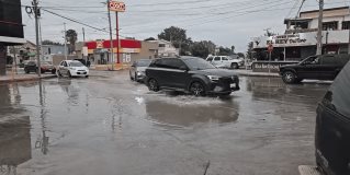 #Reynosa | Cerca de un mes tiene esta fuga potable en la calle Enrique Canseco y Segunda de la colonia Pedro J. Méndez.