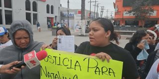 #Reynosa familiares de la mujer y su hija que encontrarán sin vida en la colonia Pirámides se manifiestan en la plaza principal