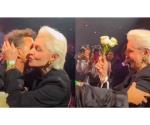 Carolina Herrera recibe flores y un beso de Luis Miguel