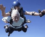 Muere abuelita de 104 años que batió récord Guiness en paracaídas
