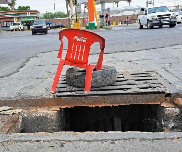 Alertan por desplome de rejilla de drenaje pluvial