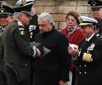 Reconoce AMLO a Cienfuegos en evento de Colegio Militar
