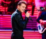 Empuja Luis Miguel a guardia para saludar a fans de Miami