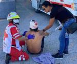 Hombre sufre desmayo en estacionamiento, se golpea y resulta lesionado
