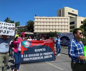 Trabajadores del PJF bloquean avenida