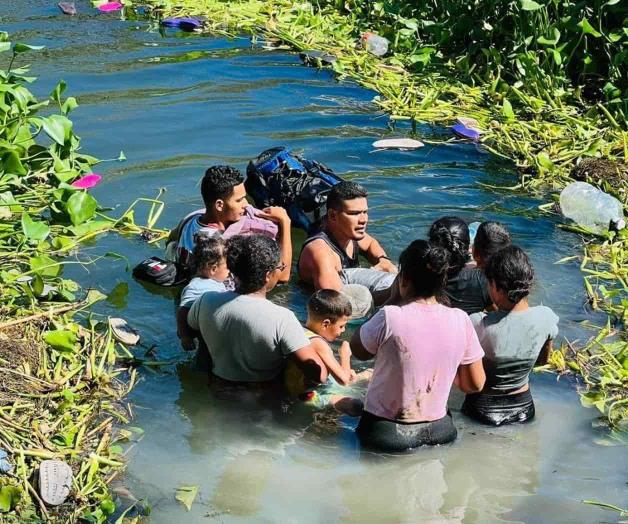 Pese al riesgo, persiste cruce ilegal de migrantes por el r&iacute;o Bravo