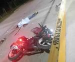 Muere motociclista al chocar con carro