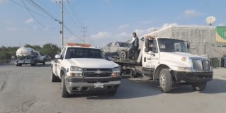 #REYNOSA Auto cae al canal Rodhe en la colonia Praderas de Élite.