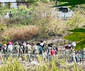 Migrantes se abalanzan contra Guardia Nacional de EU para cruzar al lado americano