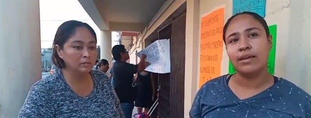 Demandan padres maestra y director