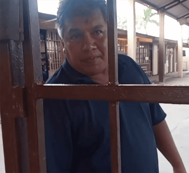 Demandan padres maestra y director