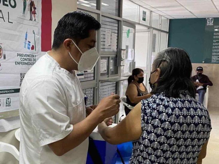 Vacunan a bebés y adultos contra BCG y Hepatitis en Seguro Social Vacunan a bebés y adultos contra BCG y Hepatitis en Seguro Social