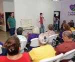 Llevan ponencia sobre osteoporosis a abuelitos de Río Bravo