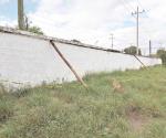 Piden reconstruir barda de primaria