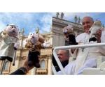 Dr. Simi llega al Vaticano y presume foto con el Papa Francisco