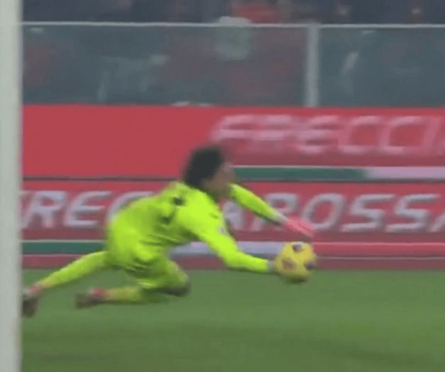 Guillermo Ochoa y la atajada en su regreso a la titularidad