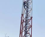 Rescatan a joven suicida sube a antena en la San Luis