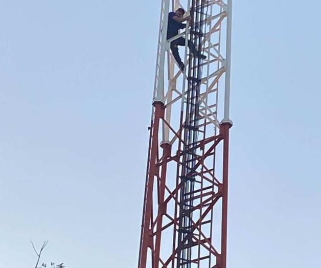 Rescatan a joven suicida sube a antena en la San Luis