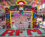 Monumental tapete y altar de muertos