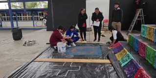 #Reynosa Alumnos de la secundaria 4 Ing. Marte R Gómez se encuentran instalando el tradicional Altar de Muertos