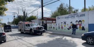 #Policía / movilización en una escuela primaria de la colonia El Olmo, en #Reynosa, debido a un conato de incendio en un altar del Día de Muertos.