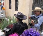 Recorren camposanto padre e hijo músicos