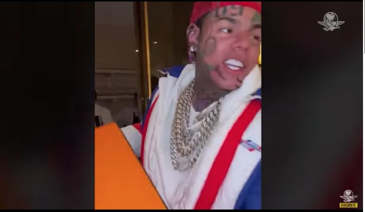 Sale de prisión Tekashi 6ix9ine, acusado de agresión; le dan libertad condicional
