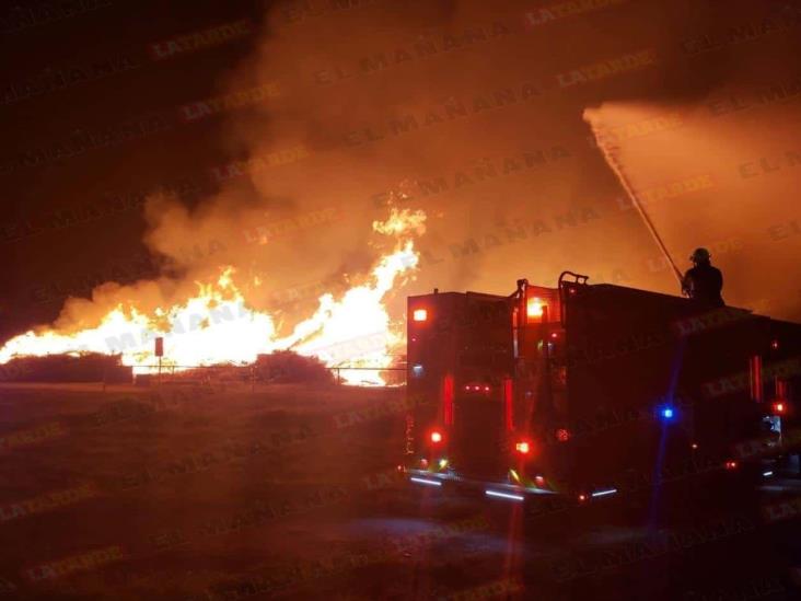 Combaten Bomberos gigantesco incendio Combaten Bomberos gigantesco incendio