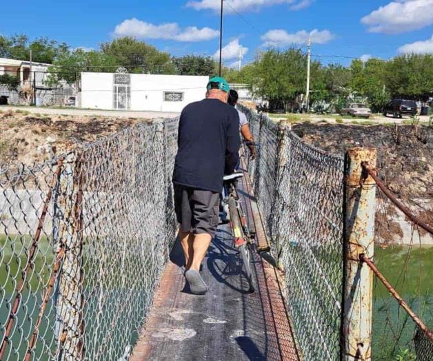 Demandan ampliar puente peatonal