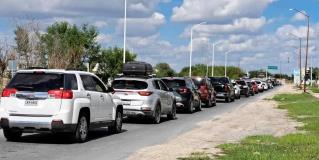 Se registran largas filas en puente internacional Reynosa-Hidalgo