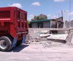 Operadores de tractocamiones ponen en riesgo viviendas en colonia 1 de Mayo
