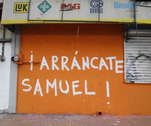 ¡Arráncate Samuel!, escriben en bardas naranjas