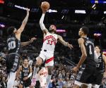 Raptors remontan y derrotan a Spurs