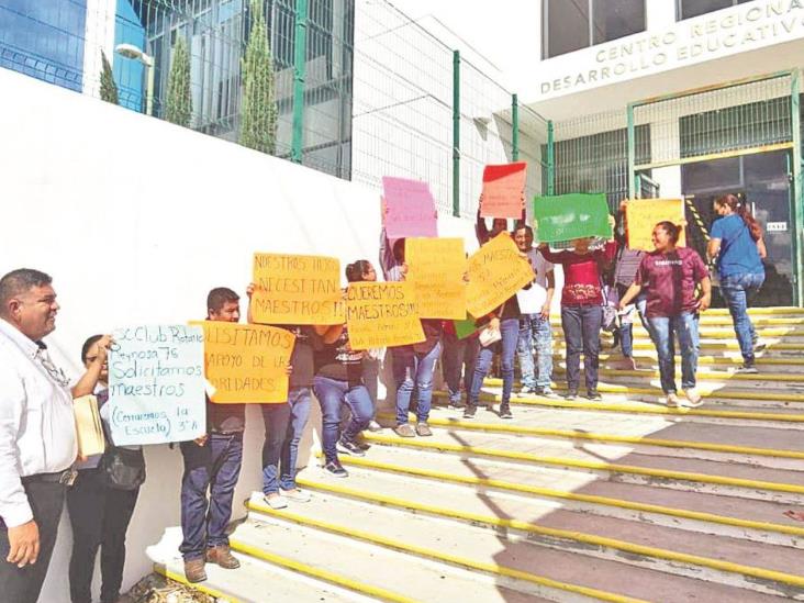 Protestan papás ante CREDE Protestan papás ante CREDE