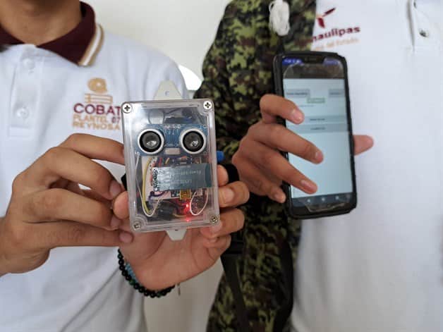 Crean estudiantes de Cobat prototipo para invidentes