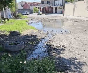 Reynosa | Fuga de aguas negras afectan a estudiantes de escuela secundaria No. 12 en la colonia Jarachina Norte