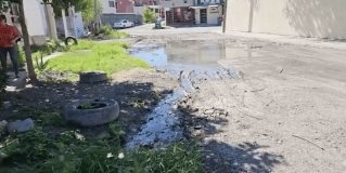 Reynosa | Fuga de aguas negras afectan a estudiantes de escuela secundaria No. 12 en la colonia Jarachina Norte