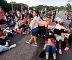 Migrantes bloquean carretera Huixtla-Escuintla e instalan plantón