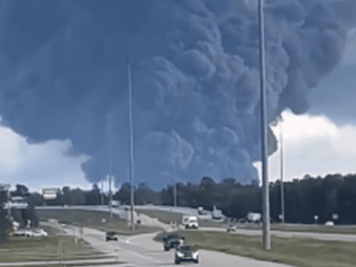 Emiten orden de resguardo tras explosión de planta química en Texas Emiten orden de resguardo tras explosión de planta química en Texas