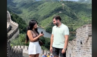 Mujer rompe estereotipos y le pide matrimonio a su novio Mujer rompe estereotipos y le pide matrimonio a su novio