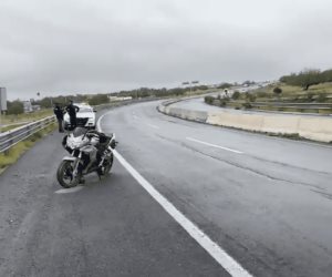 Reynosa | Dos tripulantes de una motocicleta resultaron gravemente heridos al chocar contra un muro de contención