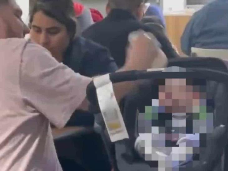 Golpea a bebé con un biberón Golpea a bebé con un biberón