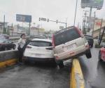 Queda sobre muro divisorio en Avenida Paseo de los Leones, Monterrey