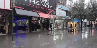 Reynosa | La lluvia que se ha generado desde ayer sábado y hoy domingo, apaga las ventas de los comerciantes.Pocos salen a las calles a realizar las compras previo al buen fin